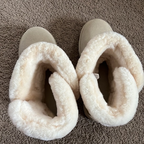 Ugg - Picture 10 of 15